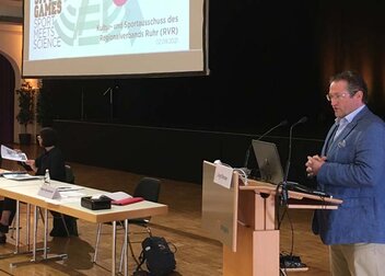 Jörg Förster stellt die Rhine-Ruhr 2025 FISU World University Games dem Ausschuss für Kultur- Sport und Vielfalt des Regionalverbands Ruhr vor