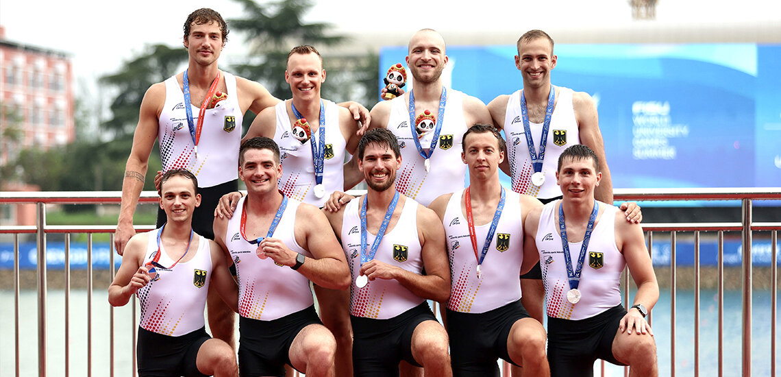 Der Ruder-Achter freut sich über Silber; Foto: Arndt Falter