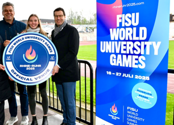 FISU World University Games 2025: Neuer „Sportpark Lohrheide“ im Zeitplan -  FISU-Präsident Leonz Eder überreicht erste offizielle Venue-Plakette an Bochums Oberbürgermeister Thomas Eiskirch