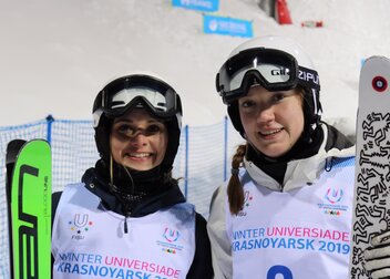 29. Winter-Universiade Krasnojarsk: Lea Bouard und Sophie Weese mit Moguls-Silber und -Bronze │ Langlaufstaffel der Herren sensationell Fünfter über die 4x7,5km │ Achtelfinal-Aus für Ski Alpin-Fahrer im Team Parallel-Event 