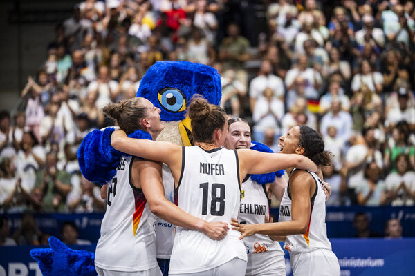 Die 3x3 Basketball-Damen nach ihrem sensationellen Gold-Coupe