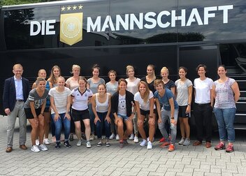 Deutsche Studentinnen-Fußballnationalmannschaft reist zur Botschafterreise nach Uruguay