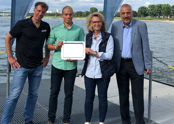 FISU Plaque rudert rheinabwärts