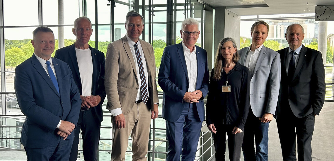 Mitglieder der AG „Sport und Ehrenamt“ im Gespräch mit dem adh
