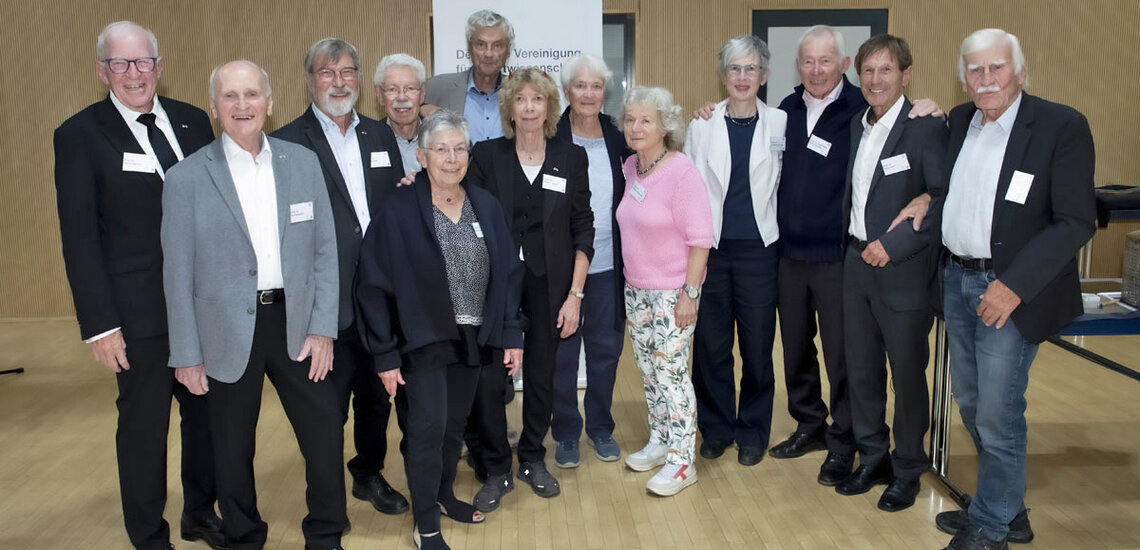 Gründungsmitglieder und Träger*innen der goldenen Ehrennadel | Foto: Uwe Dettmar