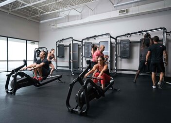 Einer der weltweit größten Fitnessgerätehersteller ist neuer Fitnesspartner des adh