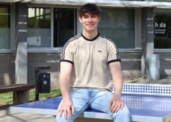 Praktikant Jules Giron kümmert sich um die Vorbereitung der EUSA Games 2026