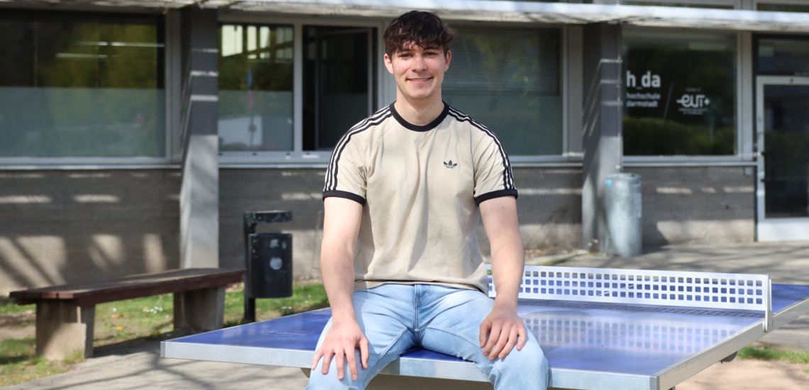 Praktikant Jules Giron kümmert sich um die Vorbereitung der EUSA Games 2026