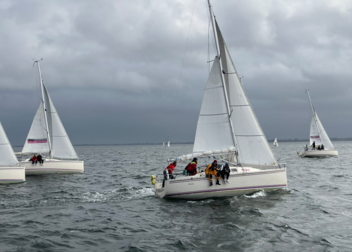 adh-Trophy Segeln 2026: Hamburger Doppelsieg bei Starkwind vor Schilksee