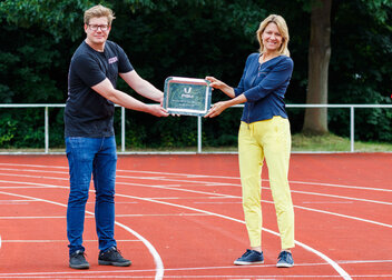 FISU Attribution Plaque macht Station an der HHU