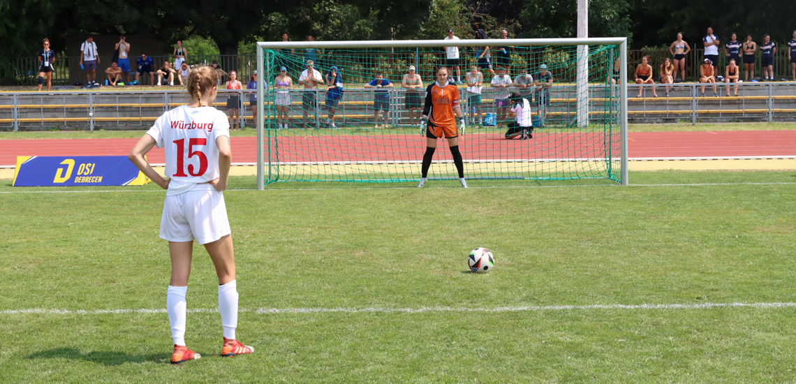EUSA Games 2024: Fußballerinnen der Uni Würzburg holen Gold im Neunmeterschießen, Männer scheitern im Finale