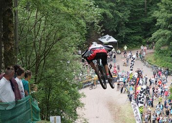 Premiere für DHM Mountainbike Downhill - unter Motorsägengeknatter und Seifenblasen