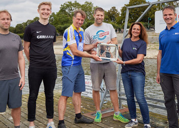 Plakette geht nach Bootstaufe an Bord